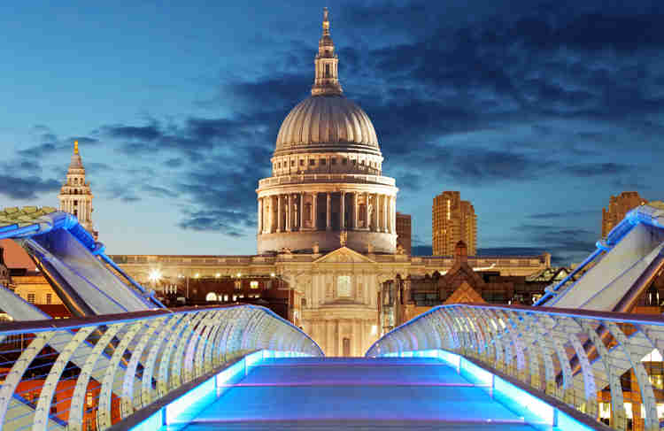 St. Paul Cathedral seen from the Millennium Bridge